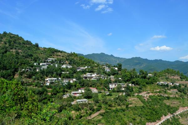 康縣望關(guān)鎮(zhèn)美麗鄉(xiāng)村徐羅村一角。（張艷霞  攝）.jpg