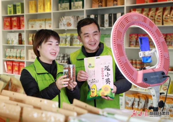 隴南市成縣陳院鎮(zhèn)隴小南帶貧電商基地，主播正在直播銷售“土年貨”。：（圖片一）李旭春攝影.JPG
