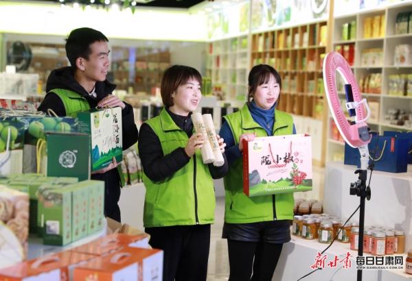 隴南市成縣陳院鎮(zhèn)隴小南帶貧電商基地，主播正在直播銷售“土年貨”。：（圖片2）李旭春攝影.JPG