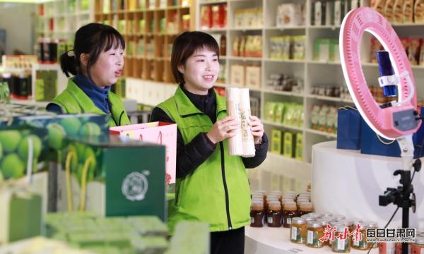 隴南市成縣陳院鎮(zhèn)隴小南帶貧電商基地，主播正在直播銷售“土年貨”。：（圖片4）李旭春攝影.JPG