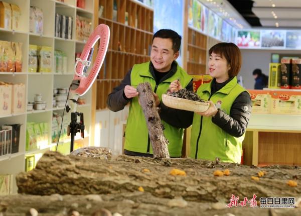 隴南市成縣陳院鎮(zhèn)隴小南帶貧電商基地，主播正在直播銷售“土年貨”。：（圖片5）李旭春攝影.JPG
